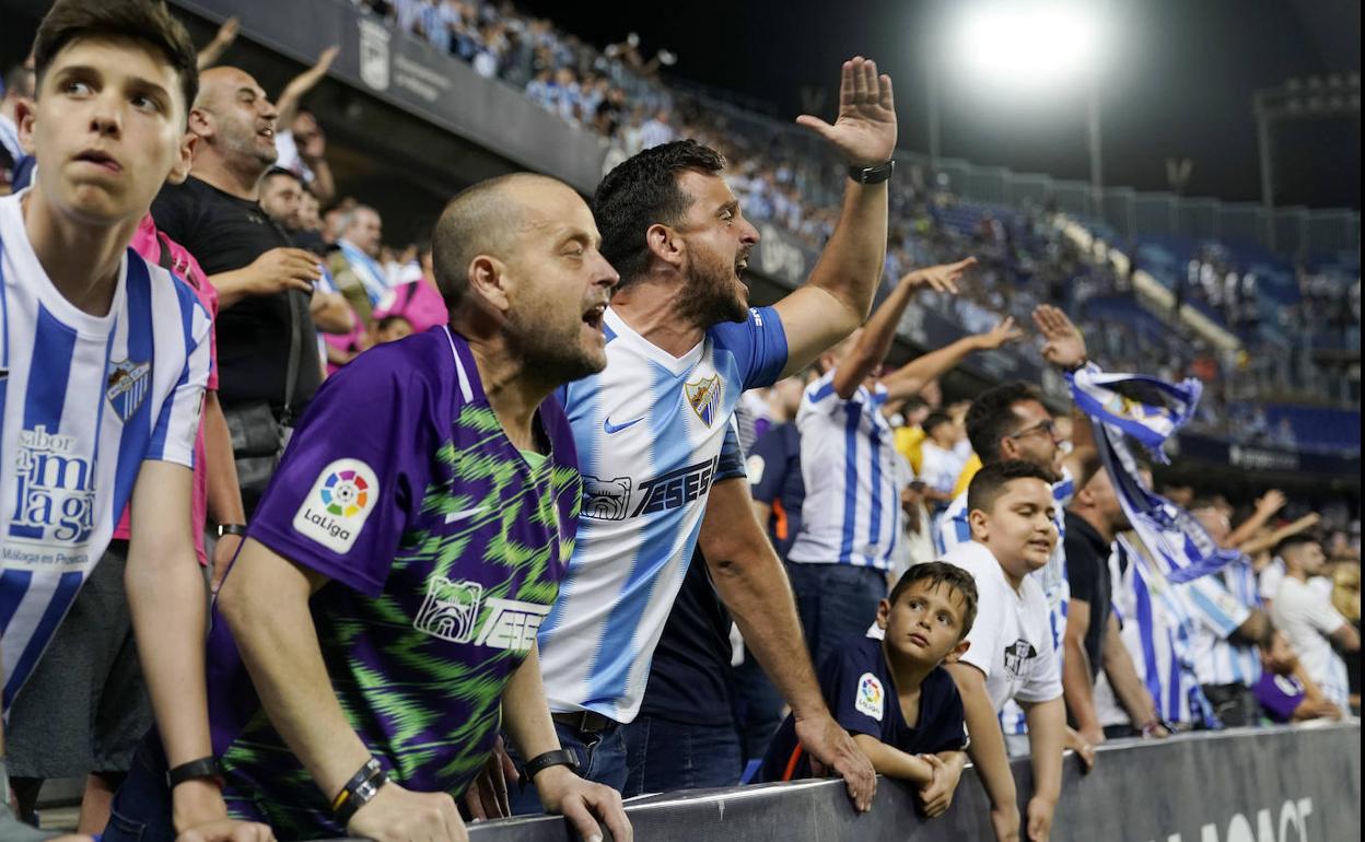 Aficionados, durante la bronca a los jugadores tras la derrota ante el Burgos.