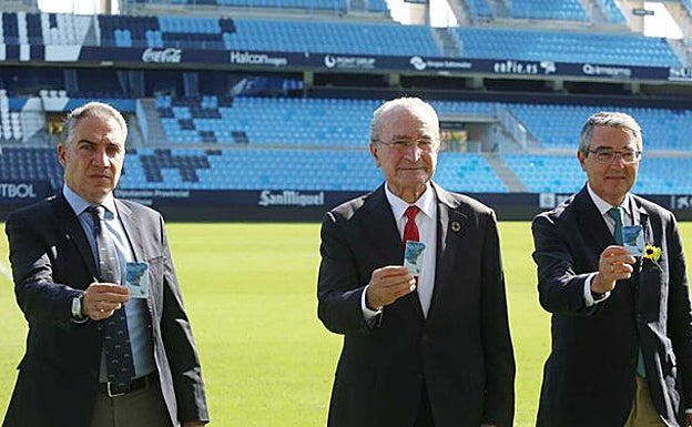 Elías Bendodo, Francisco de la Torre y Francis Salado, con sus abonos del Málaga en La Rosaleda hace unos meses. 