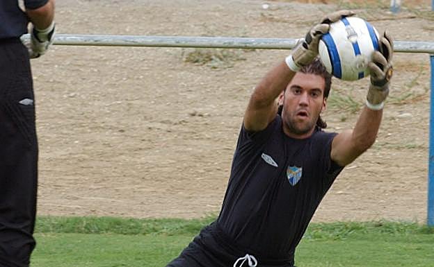 Imagen principal - Manolo Reina, en su etapa como canterano del Málaga.