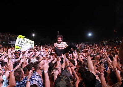 Imagen secundaria 1 - El Canijo de Jerez, con la bandera del Málaga; el Canijo se lanzó al público, y cantando con Juanito Makandé. 