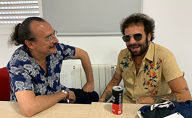 Imagen principal - El Canijo de Jerez, durante la entrevista; Little Pepe terminó su actuación con la camiseta del Málaga puesta, y grafitis con los artistas que actuaron en el Alameda Festival. 