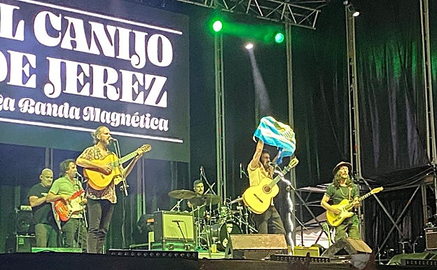 Imagen principal - El Canijo de Jerez, con la bandera del Málaga; el Canijo se lanzó al público, y cantando con Juanito Makandé. 