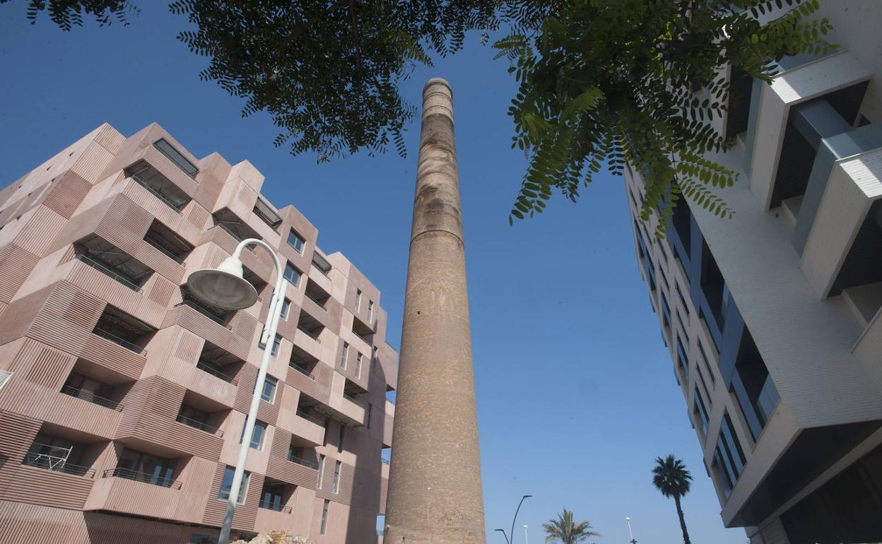 Los vecinos de la zona han alertado en los últimos años del deteriorado estado que presenta la chimenea. 