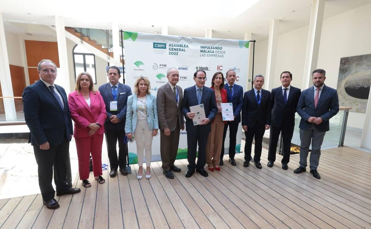 Javier González de Lara (en el centro) con dirigentes de la CEM y representantes de instituciones.