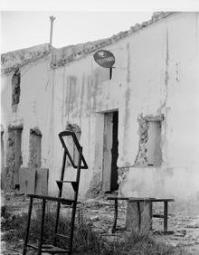 Imagen secundaria 2 - Un grupo de vecinos de Peñarrubia reunidos por SUR posan en Santa Rosalía con fotos antiguas de su pueblo. Imagen de la calle del Pozo. Por último, otra imagen del pueblo tras ser derruido tars el desalojo forzoso. 