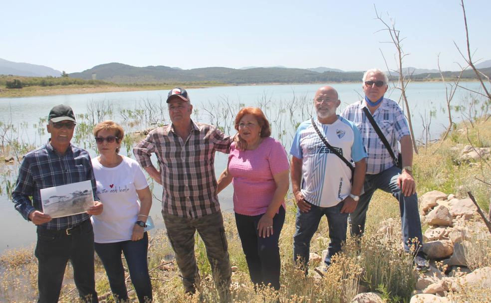 Los vecinos del pueblo Juan Mora, Carmelina Vallejo, Antonio Mora, María Ortíz, Cristobal Naranjo y Francisco Florido posan para SUR en el pantano del Guadalteba, bajo el que está Peñarrubia 