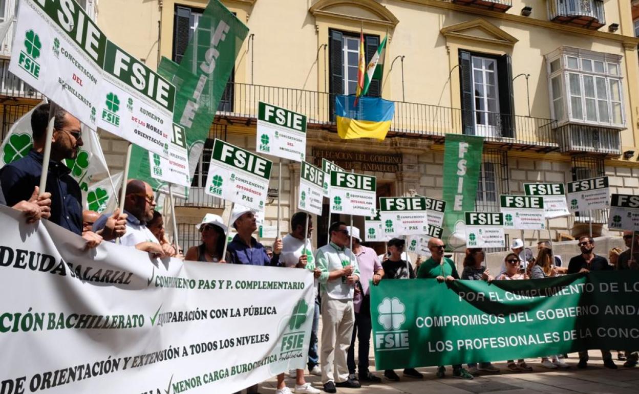 Una imagen de la concentración de trabajadores ante la sede de la Delegación del Gobierno andaluz. 