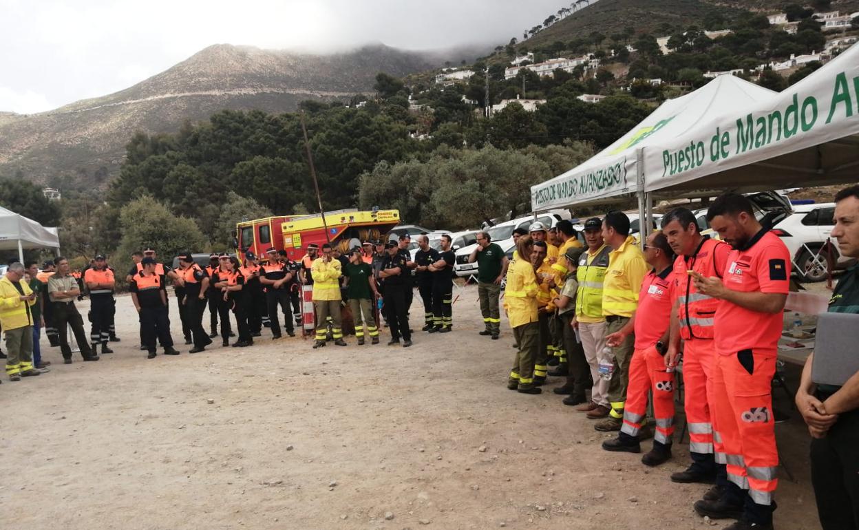 Participantes en el simulacro de incendio que ha tenido lugar este miércoles en Cómpeta. 