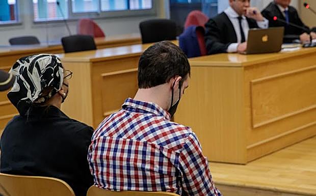 Francisco Javier García, el Cuco y su madre, durante la declaración. 