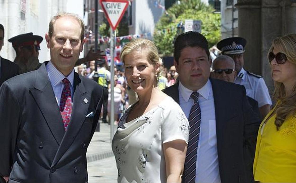 El príncipe Eduardo y su esposa, junto a Fabian Picardo, ministro principal de Gibraltar, el 12 de junio de 2012.