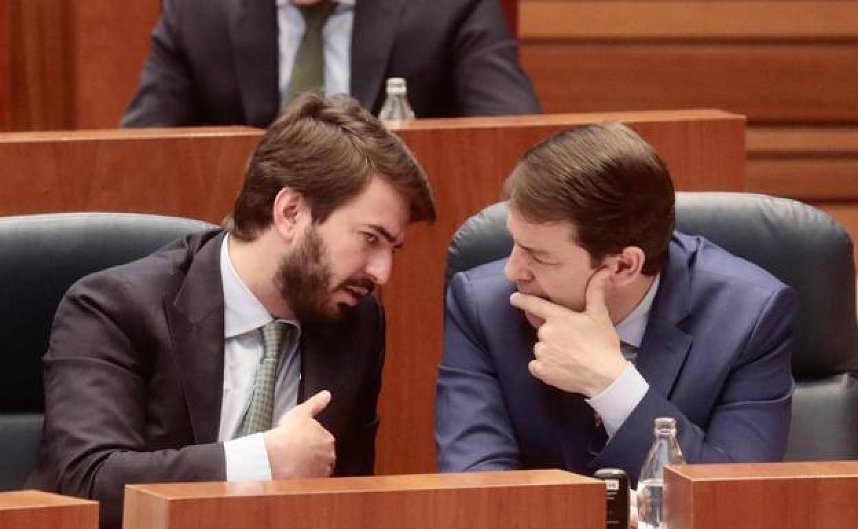 Juan García-Gallardo conversa con Alfonso Fernández Mañueco en el pleno de las Cortes.