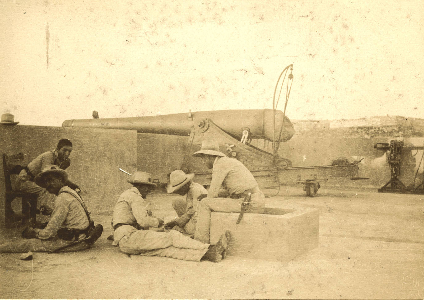 Soldados comiendo en el rancho, en la Batería de la Punta. 