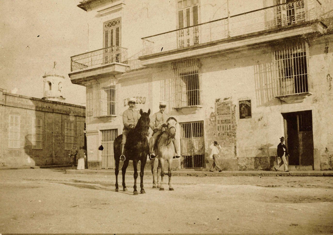 Oficiales a caballo en La Habana.