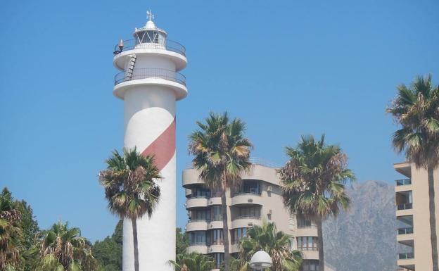 Faro de Marbella, en el puerto deportivo de la localidad.