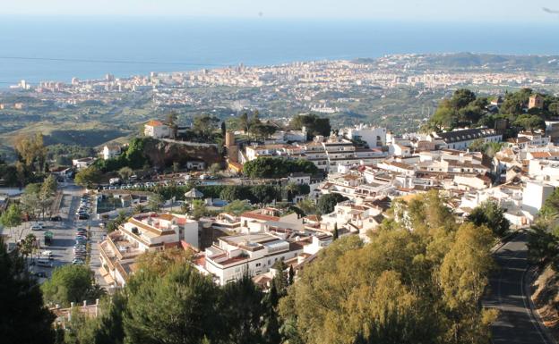 Vistas. Desde su sierra, Mijas Pueblo y la costa tienen una perspectiva espectacular.