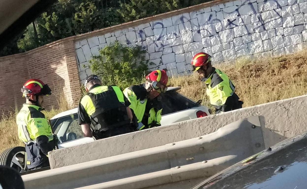 Bomberos y efectivos policiales, en la zona del siniestro. 