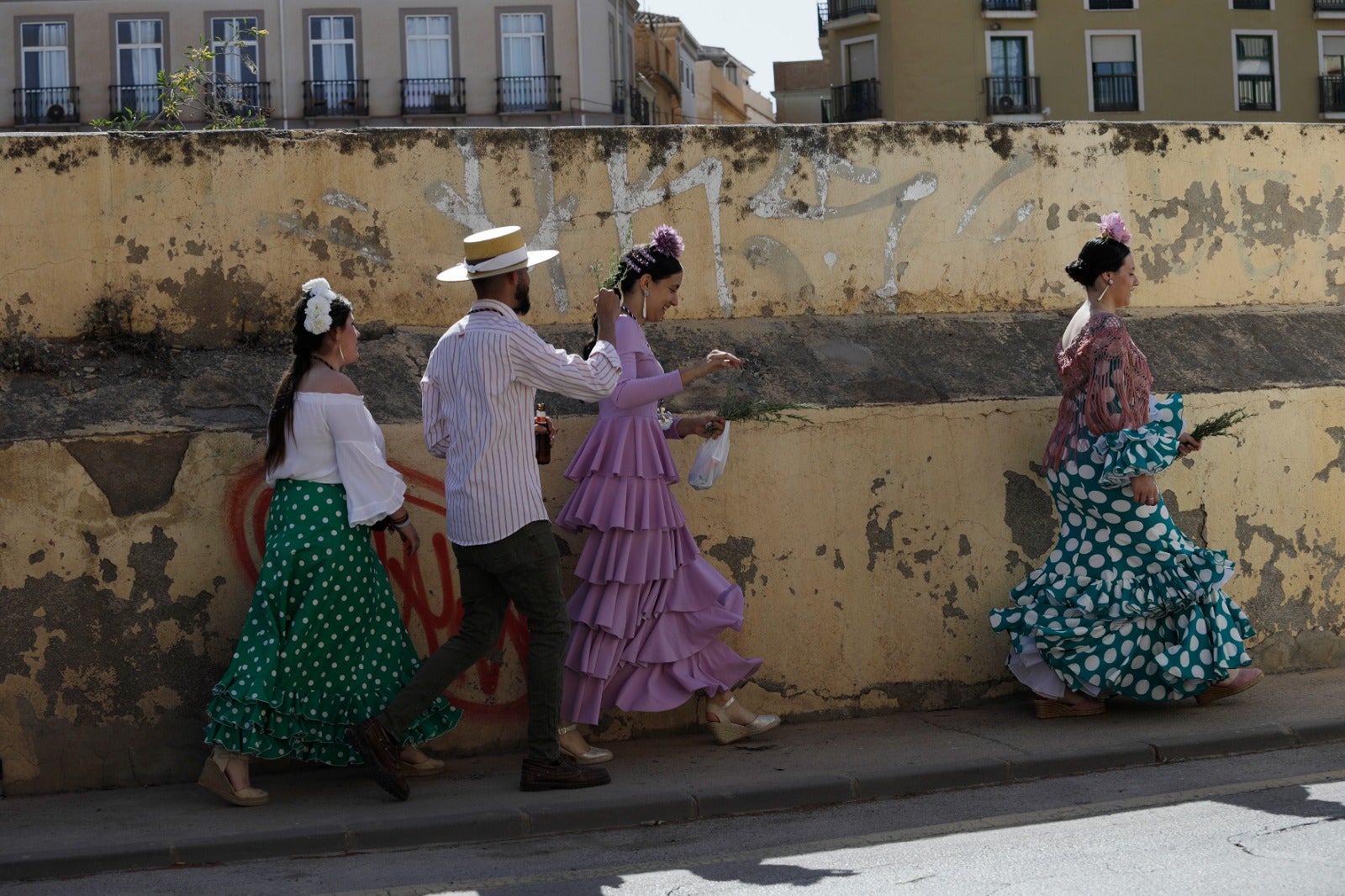 Los romeros han emprendido la marcha hacia Huelva este sábado 28 de mayo tras la misa oficiada a las 8.00 horas en la parroquia de la Santísima Trinidad, templo donde se encuentra establecida la corporación desde 2019.