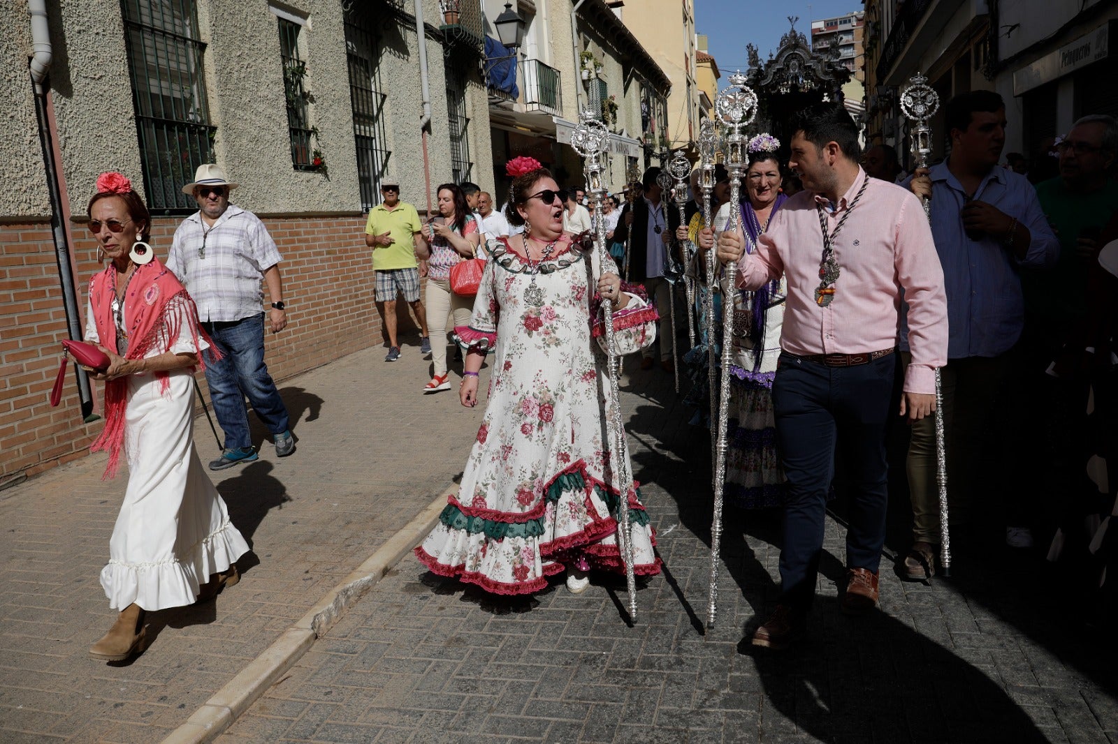 Los romeros han emprendido la marcha hacia Huelva este sábado 28 de mayo tras la misa oficiada a las 8.00 horas en la parroquia de la Santísima Trinidad, templo donde se encuentra establecida la corporación desde 2019.