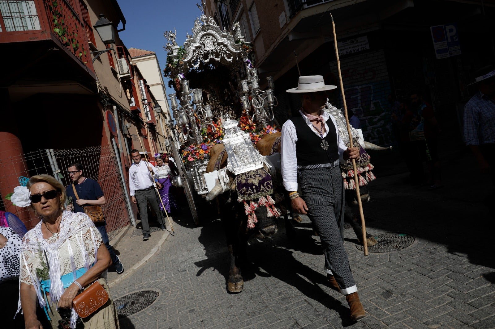 Los romeros han emprendido la marcha hacia Huelva este sábado 28 de mayo tras la misa oficiada a las 8.00 horas en la parroquia de la Santísima Trinidad, templo donde se encuentra establecida la corporación desde 2019.