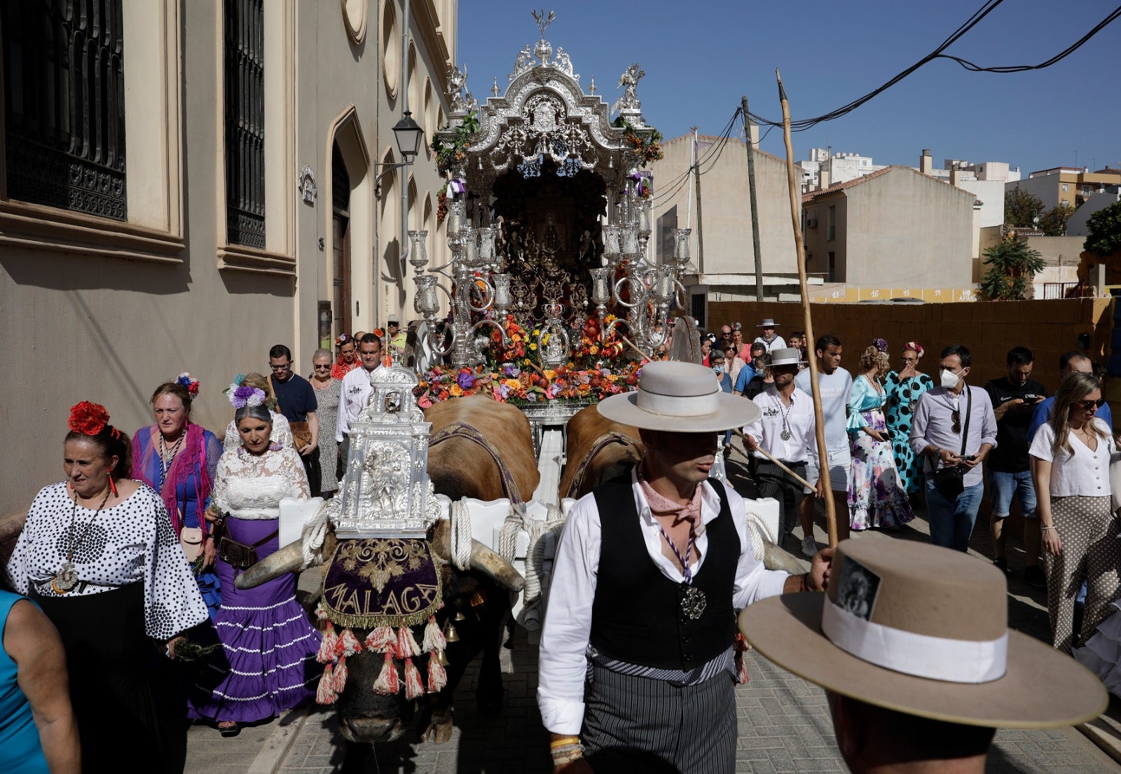 Los romeros han emprendido la marcha hacia Huelva este sábado 28 de mayo tras la misa oficiada a las 8.00 horas en la parroquia de la Santísima Trinidad, templo donde se encuentra establecida la corporación desde 2019.