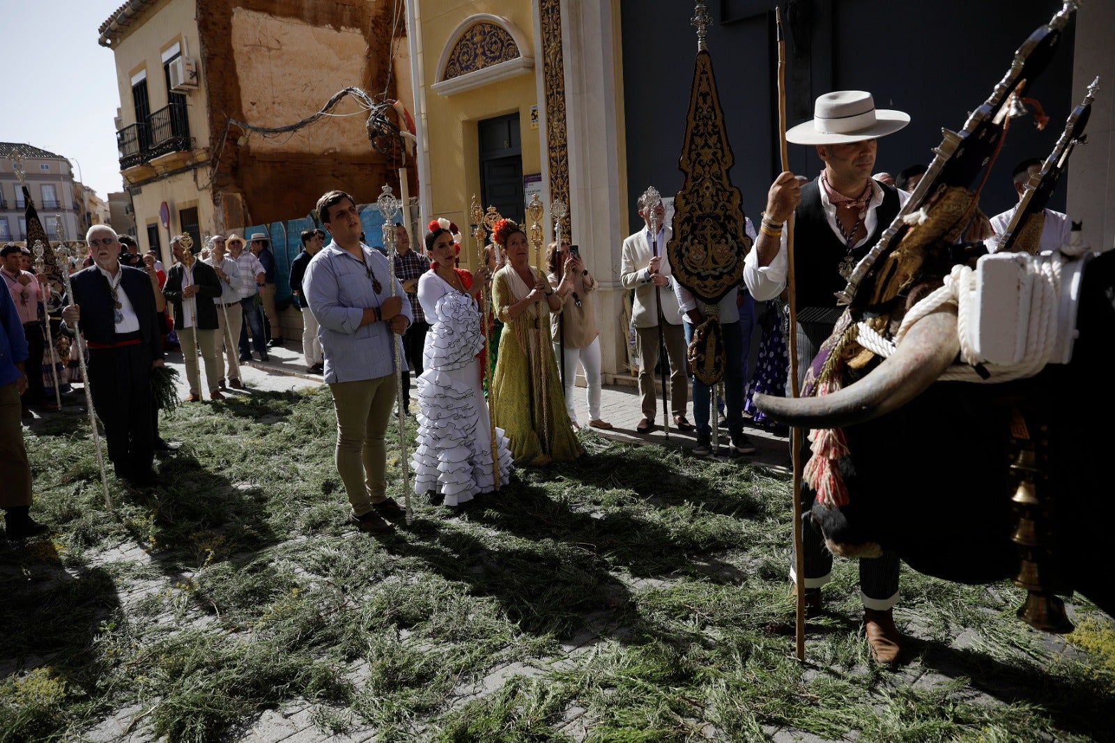 Los romeros han emprendido la marcha hacia Huelva este sábado 28 de mayo tras la misa oficiada a las 8.00 horas en la parroquia de la Santísima Trinidad, templo donde se encuentra establecida la corporación desde 2019.