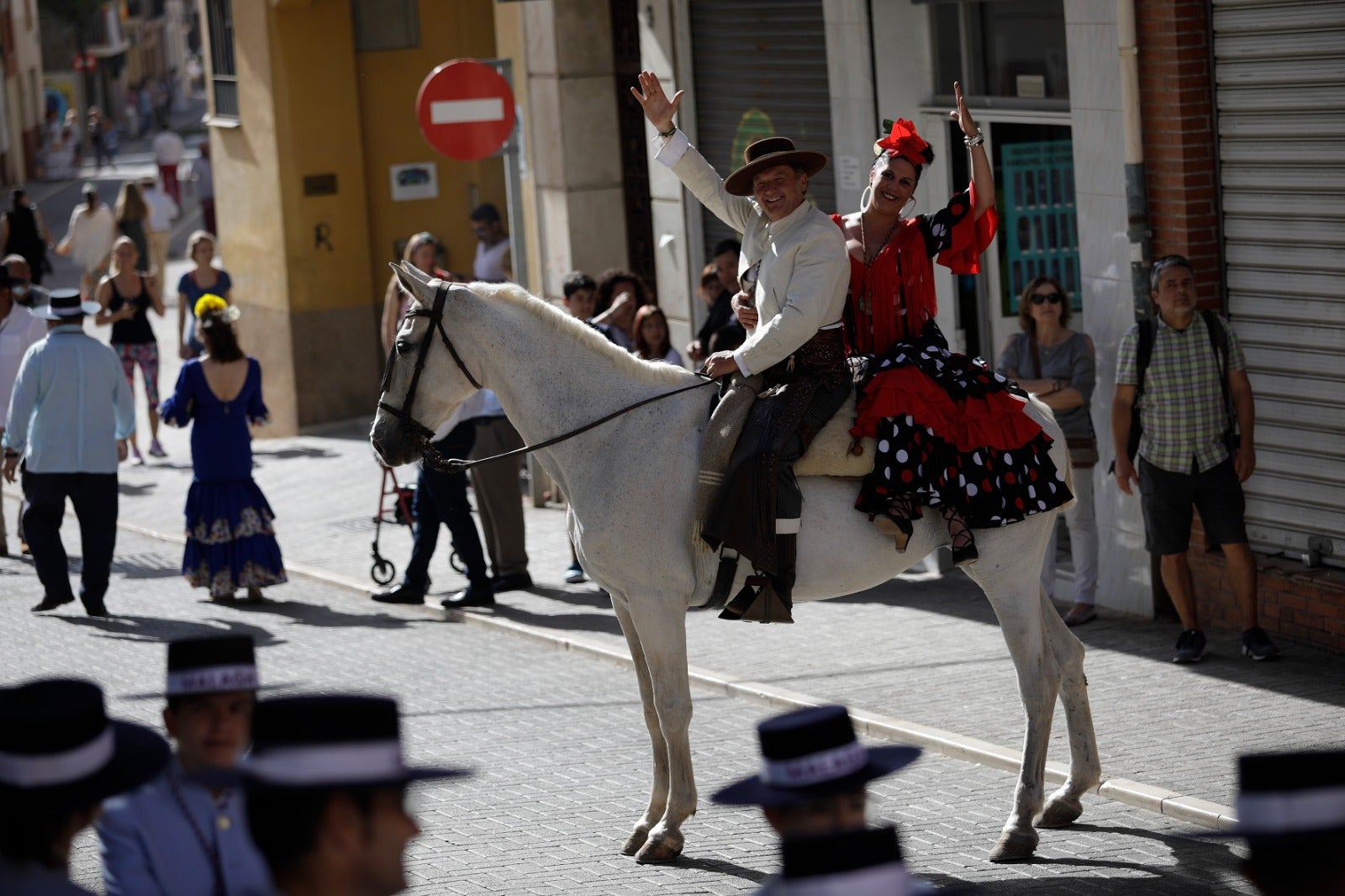 Los romeros han emprendido la marcha hacia Huelva este sábado 28 de mayo tras la misa oficiada a las 8.00 horas en la parroquia de la Santísima Trinidad, templo donde se encuentra establecida la corporación desde 2019.
