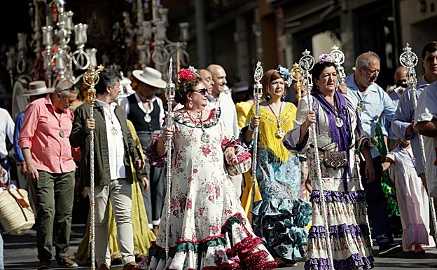 Hermanos de la corporación, delante de la carreta del simpecado. 