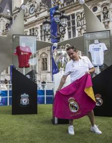Imagen secundaria 2 - Arriba, el trofeo de la Champions, flanqueado por las camisetas de los dos equipos finalistas. En las otras dos imágenes, aficionados de Liverpool y Real Madrid disfrutando de la fiesta. 