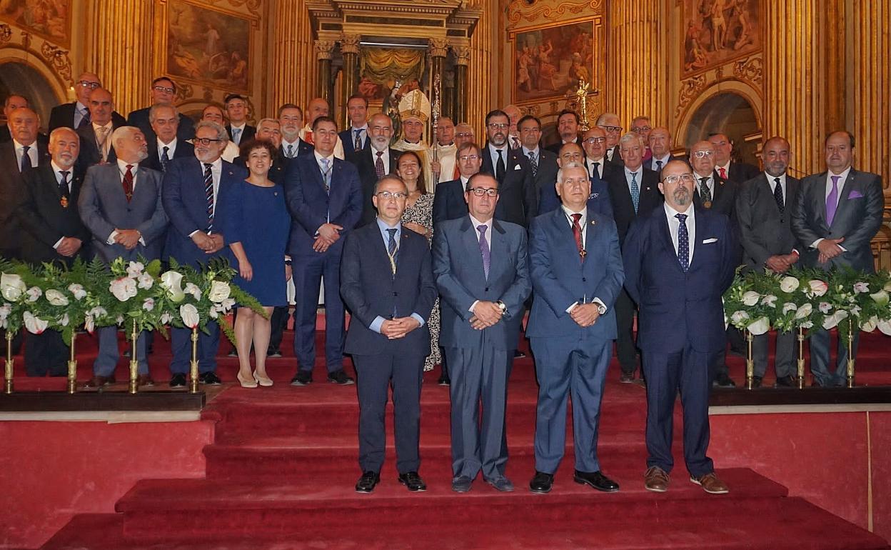 Foto de familia de los cofrades y sacerdotes tras la clausura del centenario de la Agrupación. 