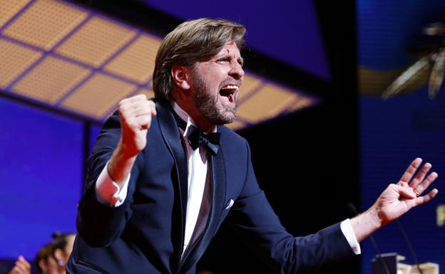 El director sueco Ruben Östlund se muestra eufórico tras conocer que había ganado la Palma de Oro.