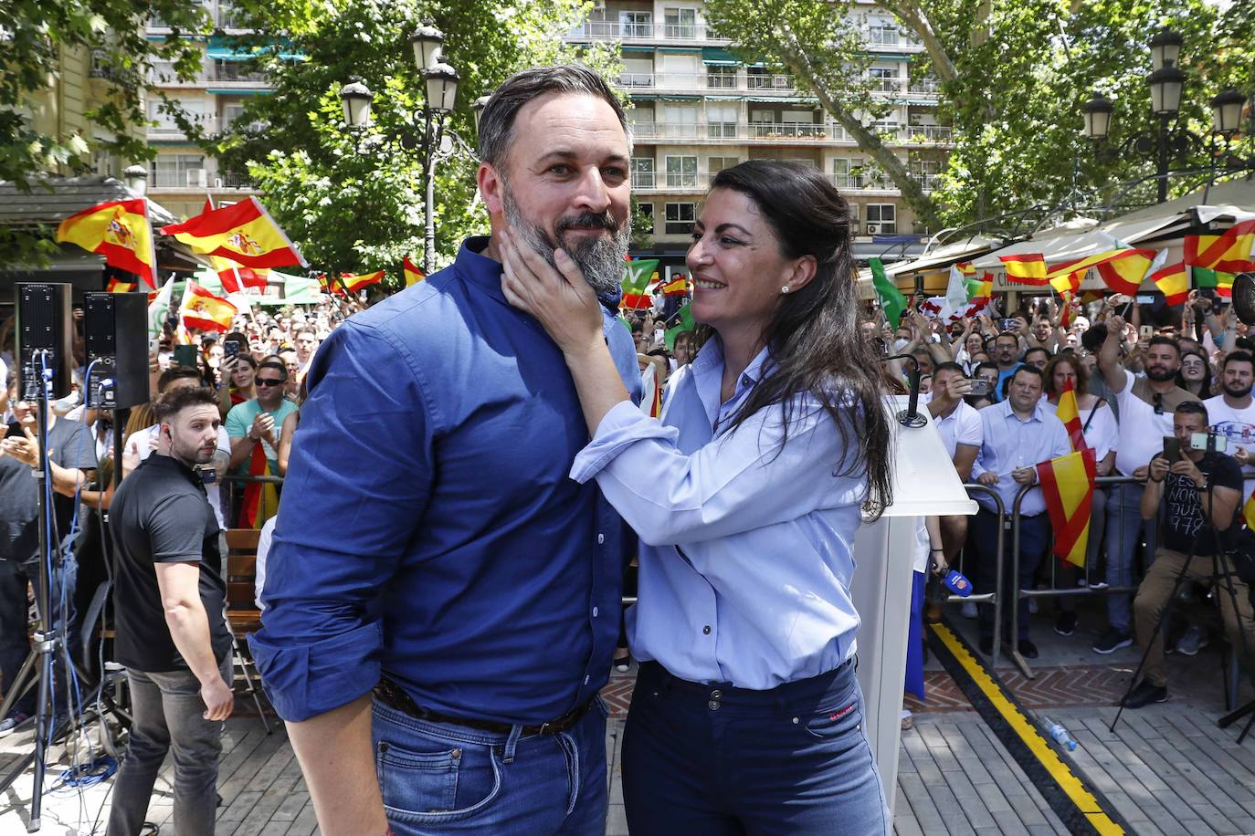 El presidente de Vox, Santiago Abascal, arropa a Macarena Olona. 