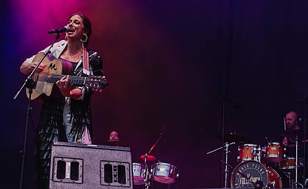 Imagen principal - Arriba, María Pelae. Abajo, una vista del Marenostrum durante el Fulanita Fest y 