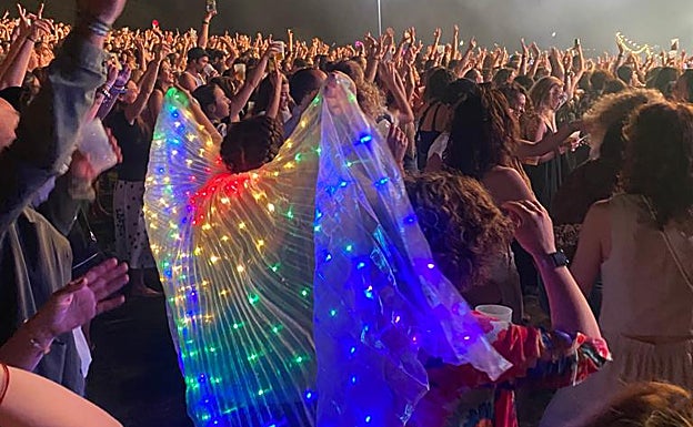 Imagen principal - Una joven ataviada para la ocasión, Rocío Saiz y Delaporte. 