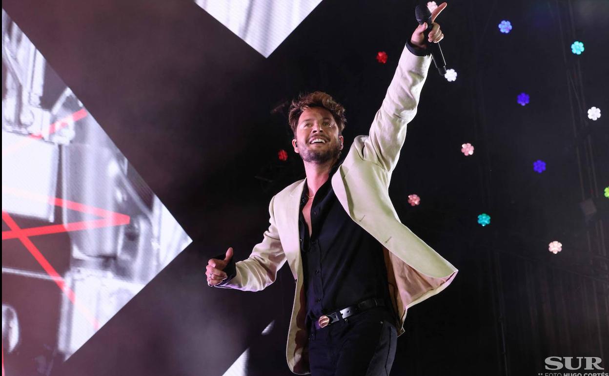 Manuel Carrasco, durante su concierto en el Estadio de Atletismo de Málaga. 