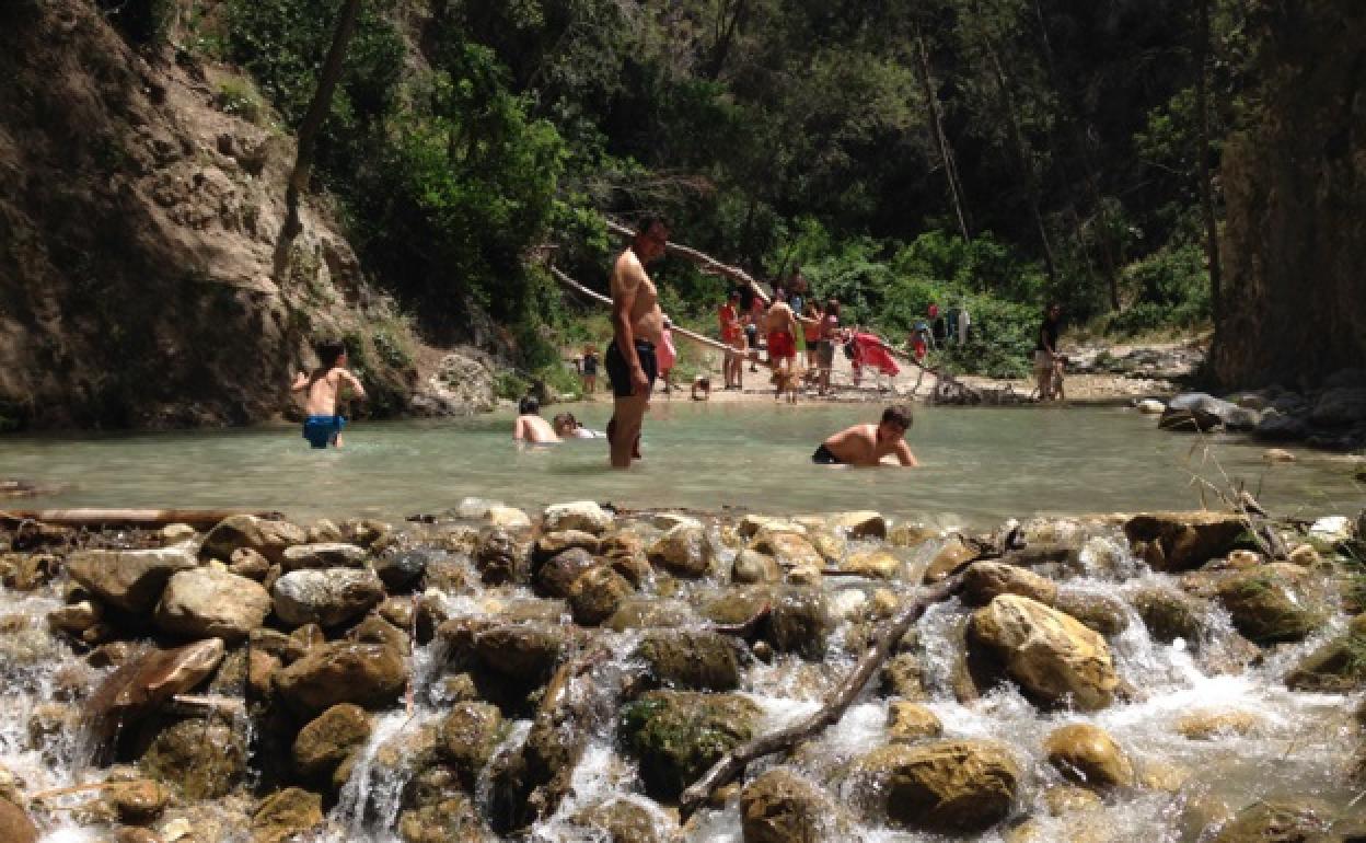 Excursionistas, en el río nerjeño en una imagen de archivo. 