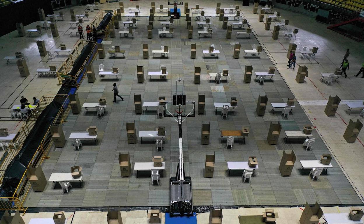 Trabajadores preparan las mesas de votación en unas de las instalaciones habilitadas en la ciudad colombiana de Cali para las elecciones presidenciales.
