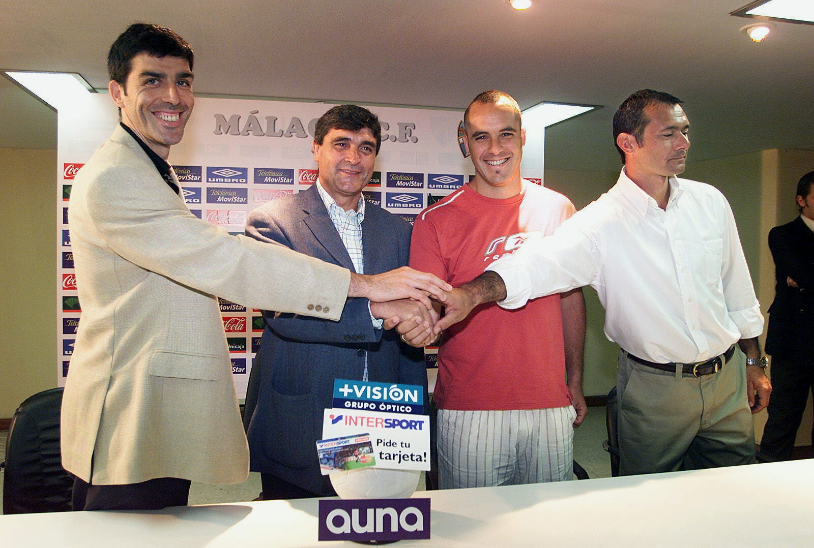 El pasado malaguista del preparador físico Marcos Álvarez, en fotos. El técnico que pretende traer de vuelta el club blanquiazul para sumarse al equipo de trabajo de Guede es un viejo conocido en La Rosaleda y dejó huella en su primera etapa en el Málaga junto a Juande Ramos y Muñiz en la temporada 03-04.