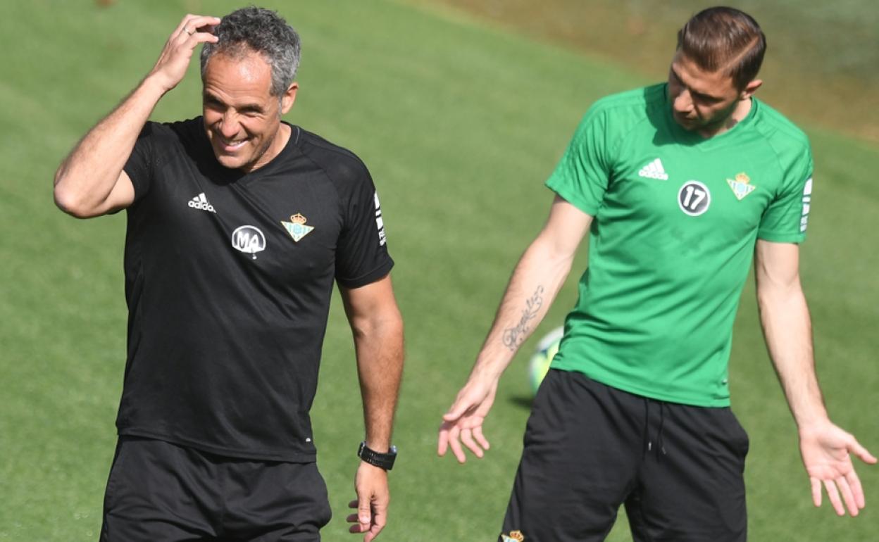 Marcos Álvarez, a la izquierda, en un entrenamiento del Betis junto a Joaquín, también ex del Málaga.