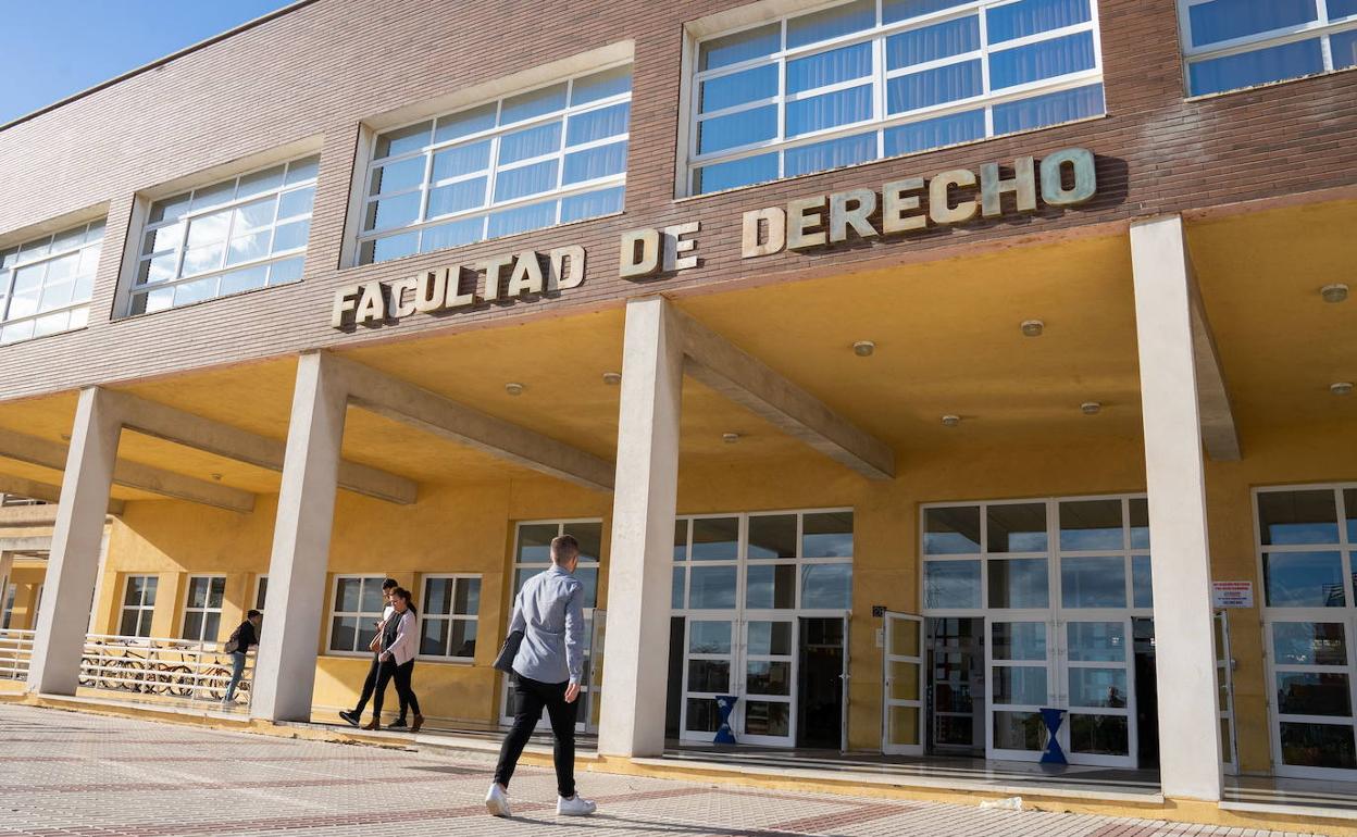 Exterior de la Facultad de Derecho. 