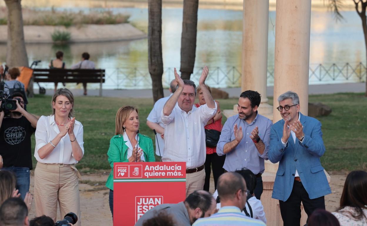 Juan Espadas interviene ante militantes y simpatizantes socialistas, en el Parque de Huelin. 