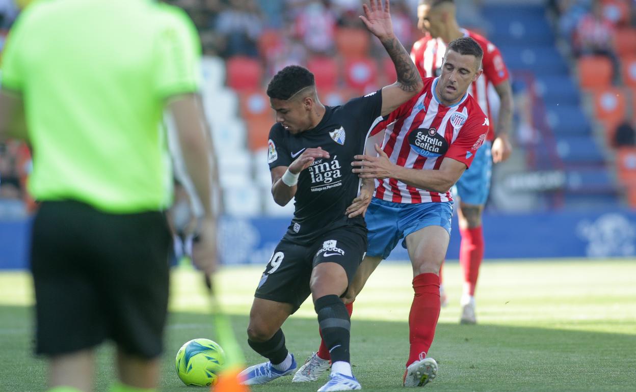 Loren protege el balón en un lance del duelo del sábado en el Anxo Carro de Lugo. 