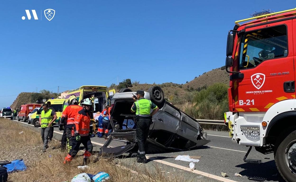 El vehículo siniestrado este martes en la autovía a la altura de Chilches en Vélez-Málaga. 