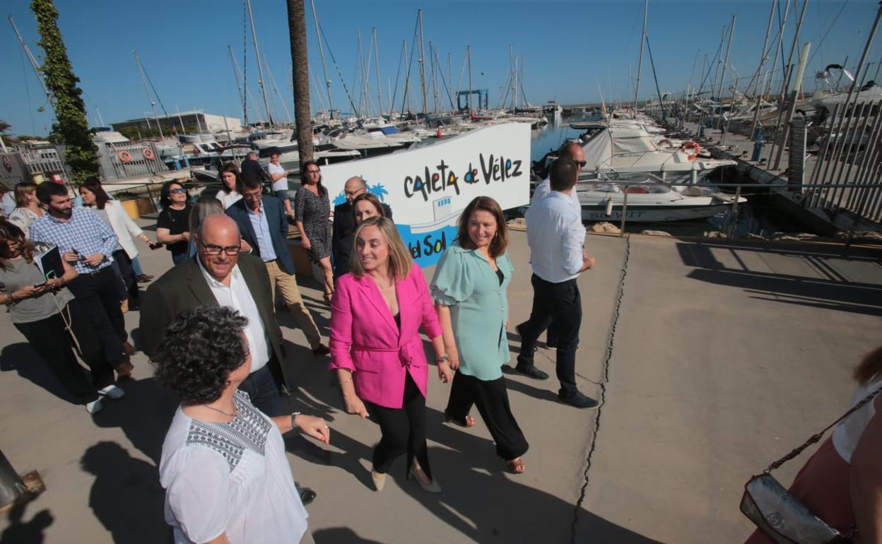 Las consejeras de Fomento y Agricultura, este martes en su visita al puerto de Caleta de Vélez. 