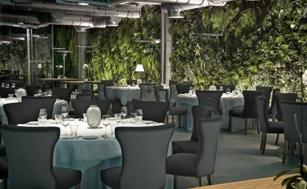 Imagen de la sala principal de José Carlos García Restaurante, con el jardín vertical al fondo.