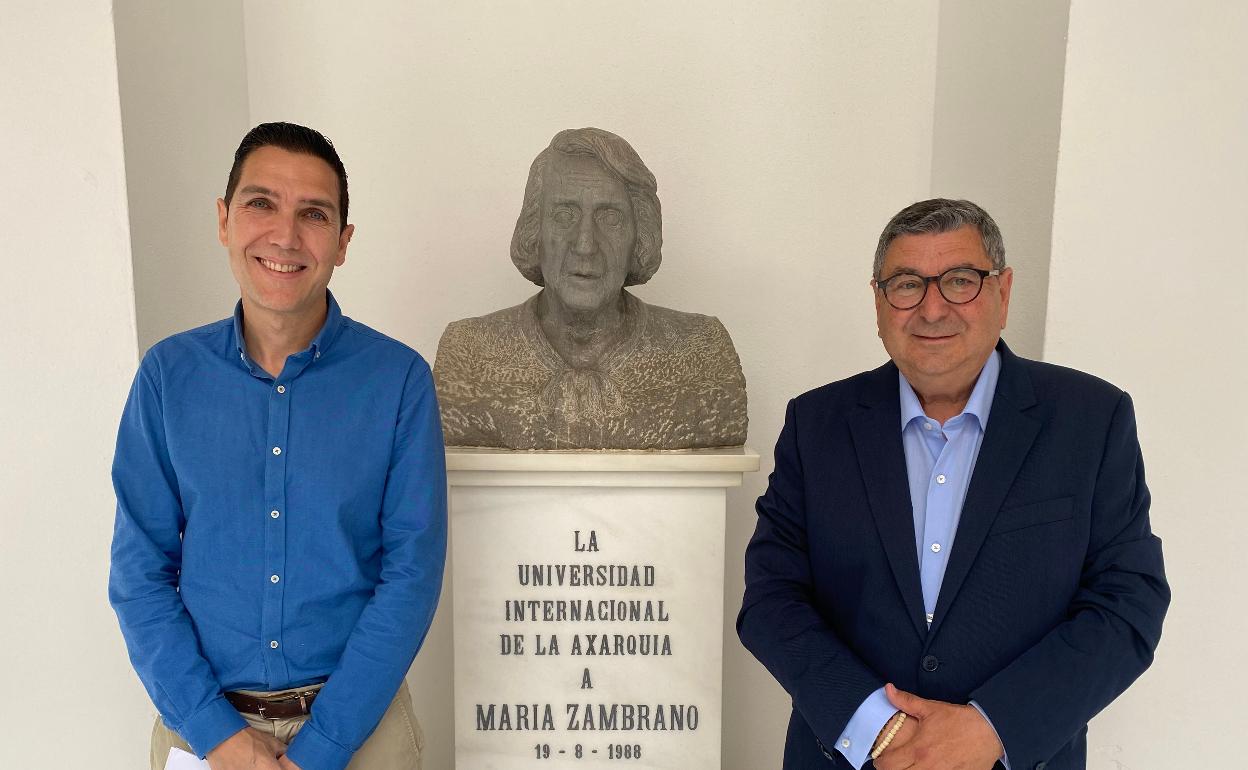 Luis Ortega y Antonio Moreno Ferrer, junto al busto de la pensadora y filósofa veleña. 