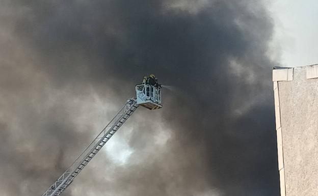 Bomberos de Málaga trabajando en el incendio 