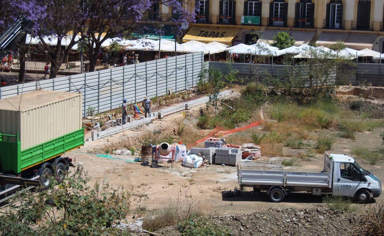 Operarios han empezado a colocar los bloques sobre los que se asentará el nuevo vallado. 