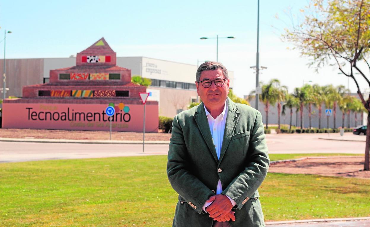 El alcalde de Vélez-Málaga, el socialista Antonio Moreno Ferrer, en las instalaciones del Parque Tecnoalimentario de la Axarquía.