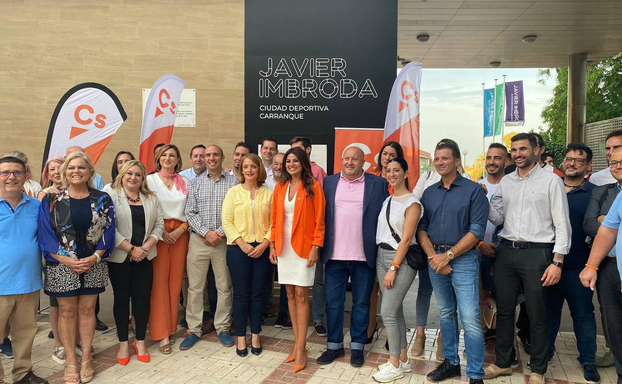 Nuria Rodríguez, con chaqueta naranja, acompañada por simpatizantes y militantes en el arranque de la campaña en Málaga 