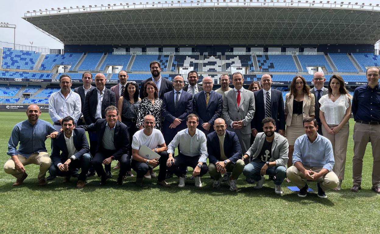 Foto de familia entre directivos y profesores del Máster de Gestión Deportiva del Málaga y la UMA.